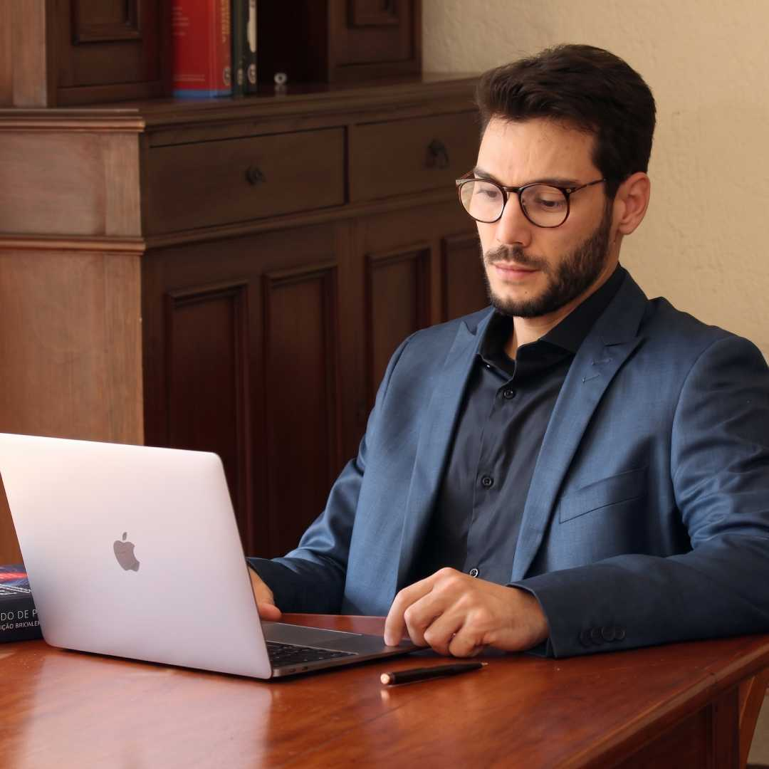 Dr. Gabriel Gomes durante atendimento online